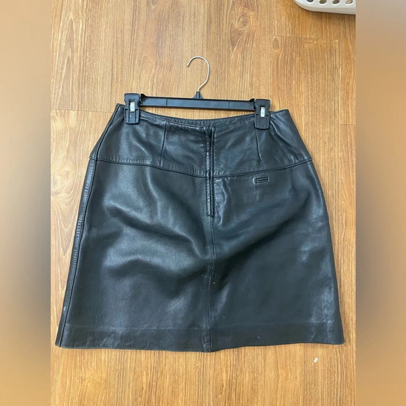 Vintage Valerie Stevens|| Leather Black Mini skirt, with slit detailing.… - Picture 5 of 9